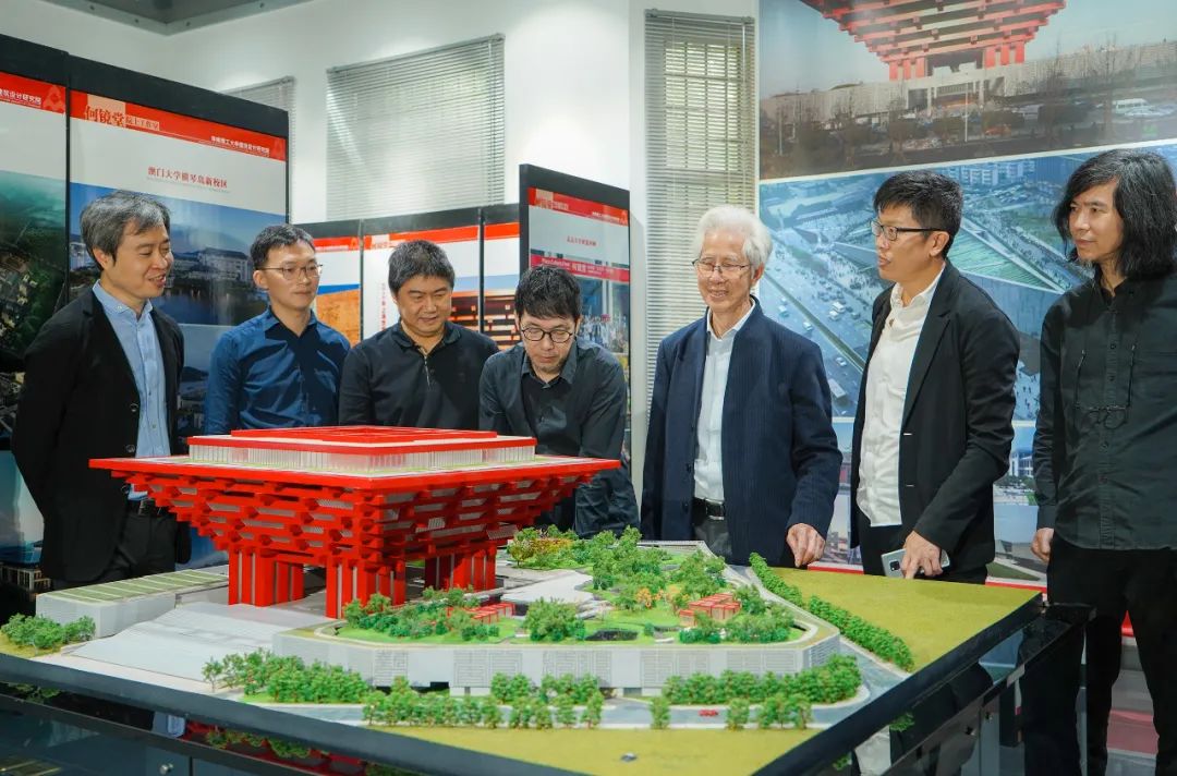 170623724469663061.jpg 何镜堂院士(右三)参观上海世博会中国馆模型.jpg